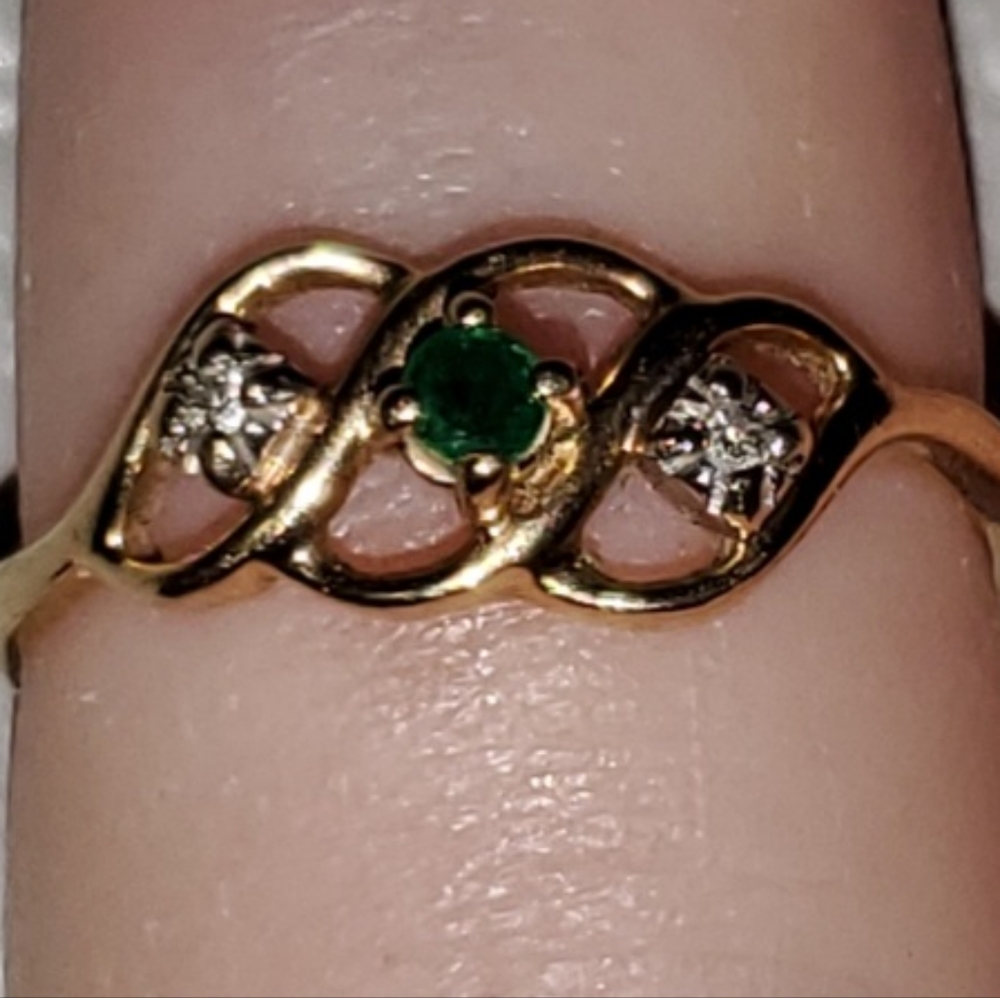 14k Diamond and Emerald ring